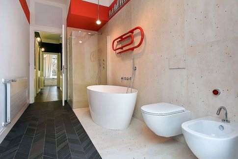 Bagno in stile moderno di 10 di Equus Architects