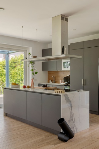 Soggiorno in stile contemporaneo di 65 di Caterina Scamardella Architetto