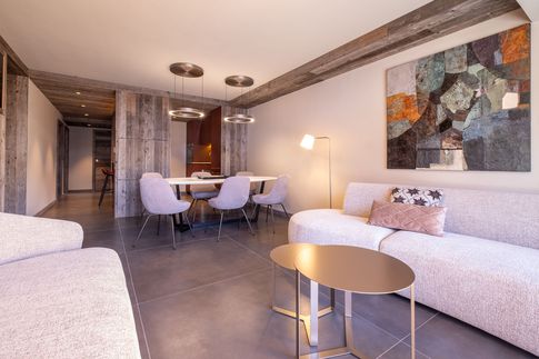 Soggiorno in stile moderno di 35 di Design Alpino