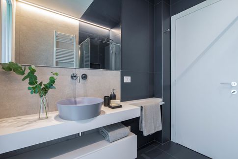 Bagno in stile minimal di 5 di Cariolato Arredamenti Bagno in stile minimal di 5 di Cariolato Arredamenti