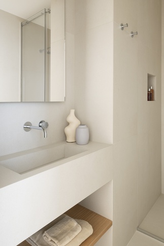Bagno in stile contemporaneo di 25 di NOMADE ARCHITETTURA