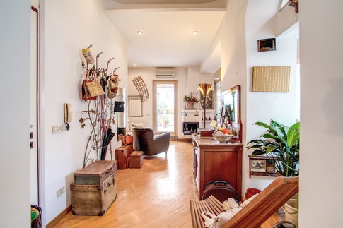 Soggiorno in stile coloniale di 35 di MOB Architects