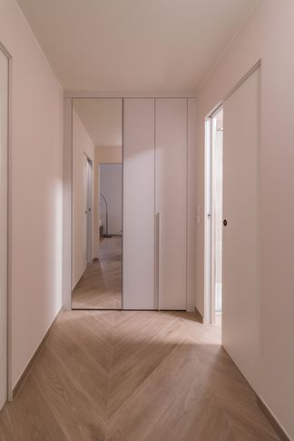 Corridoio in stile contemporaneo di 5 di tapas studio