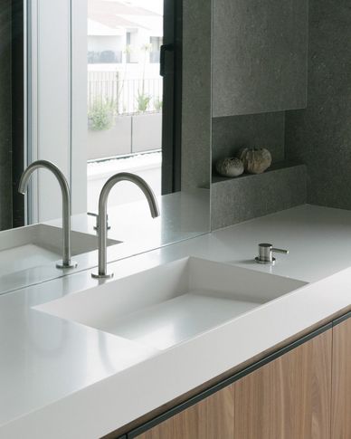 Bagno in stile minimal di 6 di Didonè Comacchio Architects