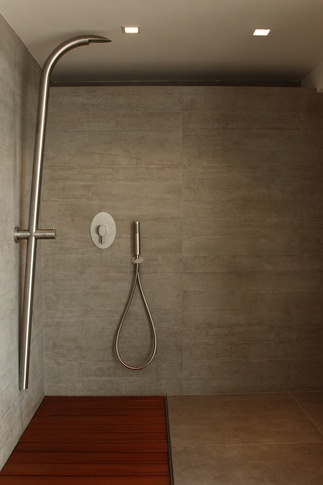 Bagno in stile contemporaneo di 6 di Paolo Basco Architetto Bagno in stile contemporaneo di 6 di Paolo Basco Architetto