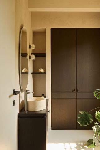 Bagno in stile contemporaneo di 5 di Huit Studio Bagno in stile contemporaneo di 5 di Huit Studio