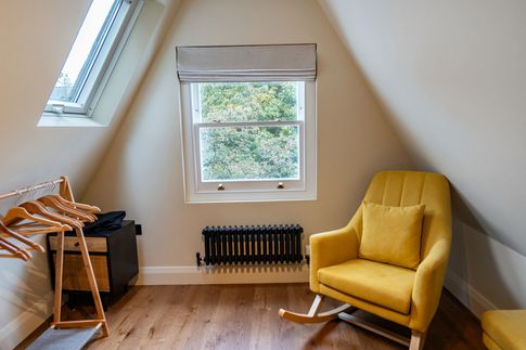 Camera da Letto in stile contemporaneo di 8 di AT Design Studio