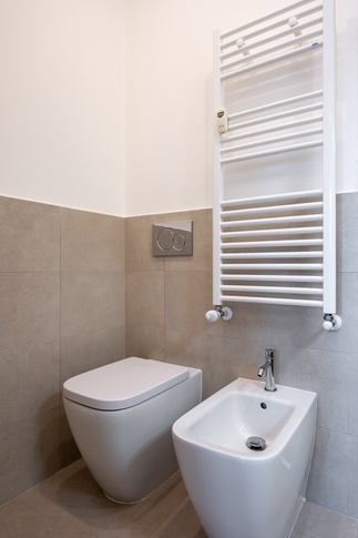 Bagno in stile moderno di 10 di Colab Design