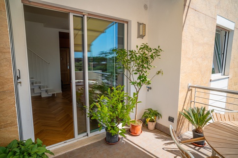 Terrazza in stile minimal di 15 di Jessica Damiani architetto