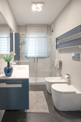 Bagno in stile contemporaneo di 5 di architetto Caterina Martini Bagno in stile contemporaneo di 5 di architetto Caterina Martini