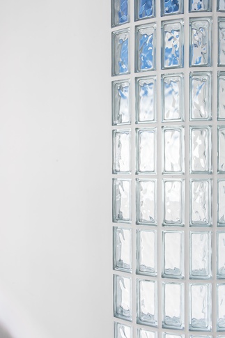 Bagno in stile contemporaneo di 25 di PERIMETRI studio Bagno in stile contemporaneo di 25 di PERIMETRI studio