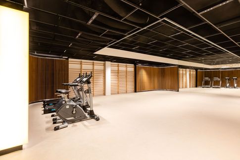 Palestra in stile contemporaneo di 170 di Frame Farm - Architecture & Design