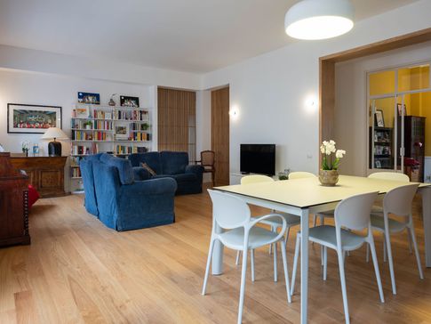 Soggiorno in stile moderno di 40 di Equus Architects