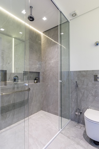 Bagno in stile moderno di 8 di Guzlive