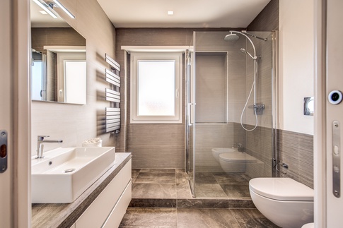 Bagno in stile contemporaneo di 5 di MOB Architects
