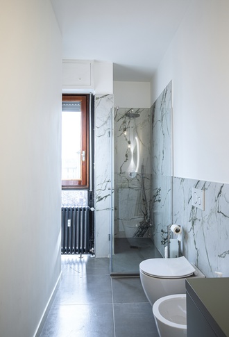 Bagno in stile moderno di 6 di Gianluca Chiocca Interior Design Studio