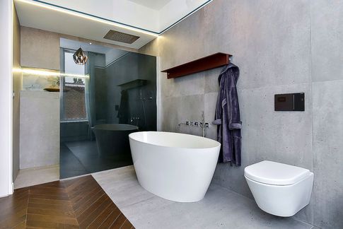 Bagno in stile moderno di 10 di Equus Architects