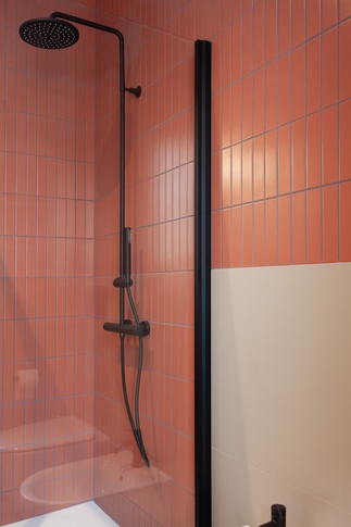 Bagno in stile contemporaneo di 6 di SuMisura Architetti