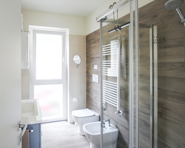 Bagno in stile contemporaneo di 5 di aprenderingstudio