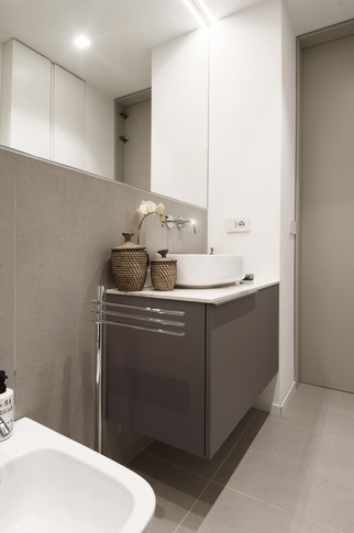 Bagno in stile contemporaneo di 5 di kkarchitecture Bagno in stile contemporaneo di 5 di kkarchitecture