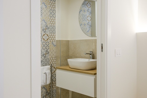 Bagno in stile rustico di 3 di ValentinaZoccoArchitetto