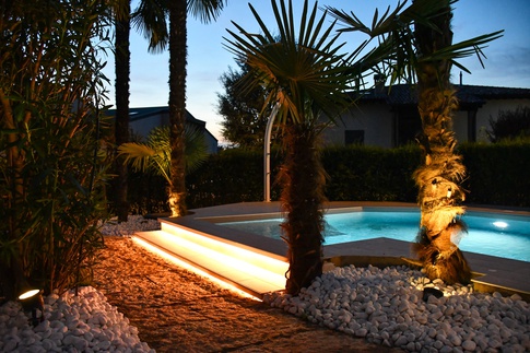 Piscina in stile moderno di 300 di Enzo Razzano Architettura