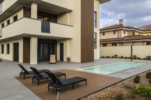 Facciata in stile contemporaneo di null di Carola Ribotta architetto
