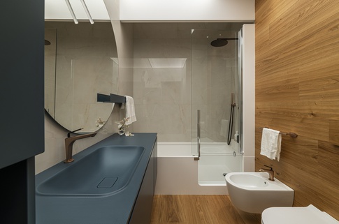 Bagno in stile contemporaneo di 5 di Francesco Cardano Interior Designer