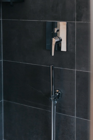 Bagno in stile moderno di 10 di design by very
