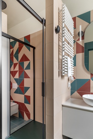 Bagno in stile pop art di 85 di Chantal Forzatti architetto