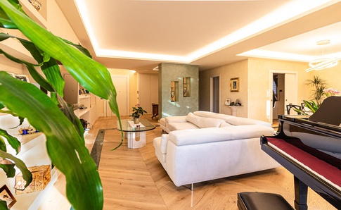 Open Space in stile moderno di 75 di Domus Dreams