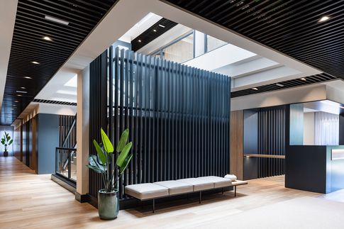Ingresso in stile contemporaneo di 60 di Lorenzo Franzi | Fotografia
