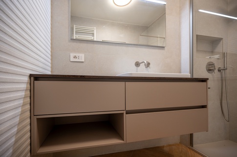 Bagno in stile contemporaneo di 6 di Colab Design Bagno in stile contemporaneo di 6 di Colab Design