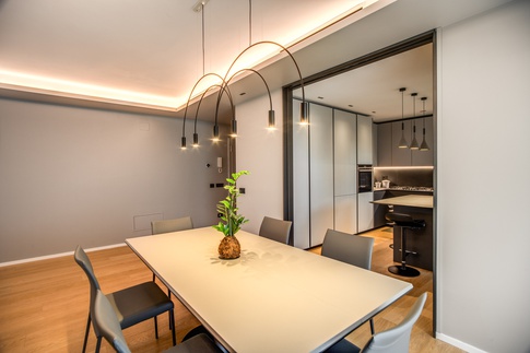 Soggiorno in stile contemporaneo di 45 di MOB Architects