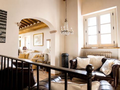 Open Space in stile rustico di 40 di Equus Architects