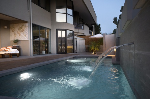 Piscina in stile minimal di 220 di K1_Art_Studio