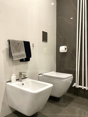 Bagno in stile contemporaneo di 8 di IMA STUDIO Bagno in stile contemporaneo di 8 di IMA STUDIO