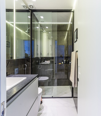 Bagno in stile moderno di 5 di Guzlive