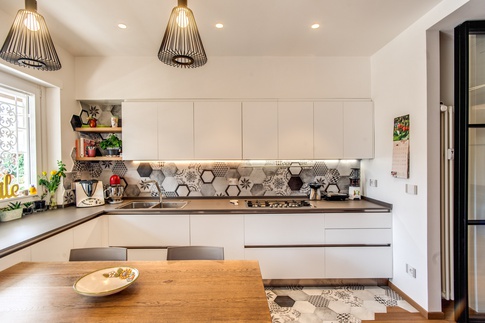 Cucina in stile contemporaneo di 15 di MOB Architects
