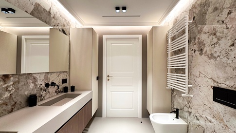 Bagno in stile contemporaneo di 7 di Studio Gaetano Riccardelli