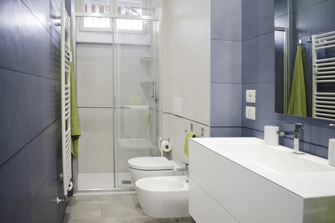 Bagno in stile contemporaneo di 6 di architetto Caterina Martini Bagno in stile contemporaneo di 6 di architetto Caterina Martini