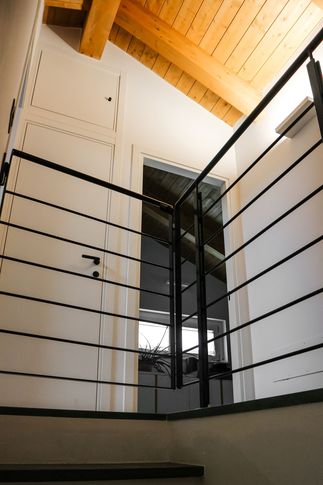 Corridoio in stile moderno di 8 di Studio LABventinove