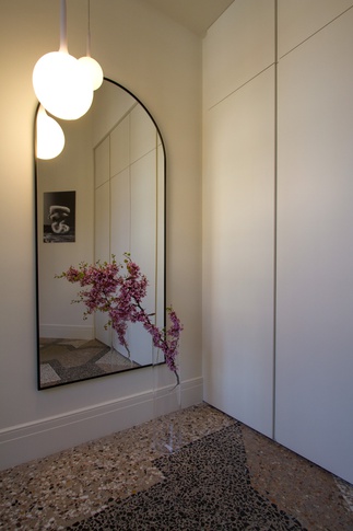 Ingresso in stile moderno di 7 di OZ Interiors