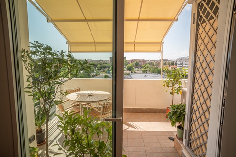 Terrazza in stile minimal di 15 di Jessica Damiani architetto