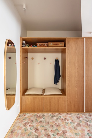 Ingresso in stile contemporaneo di 8 di Caleidoscopio Architettura