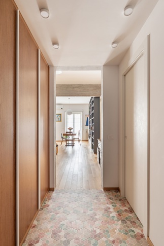 Ingresso in stile contemporaneo di 8 di Caleidoscopio Architettura