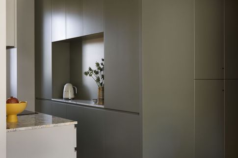 Soggiorno in stile contemporaneo di 25 di Studio Cava