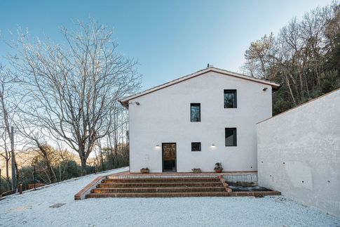 Facciata in stile contemporaneo di null di Nauraleverticale