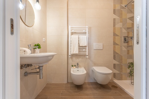 Bagno in stile contemporaneo di 4 di Arch.j Floriana Ferraioli
