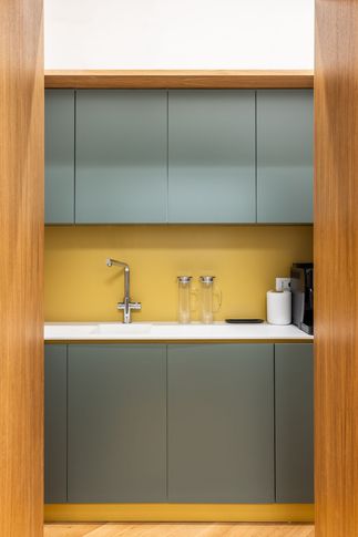 Cucina in stile contemporaneo di 5 di Archifacturing - Sara Cimarelli & Giorgio Opolka architetti